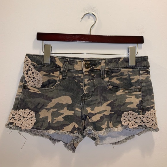 Mudd Juniors Green & Cream Camo shorts size 9 - Picture 2 of 9